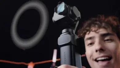 كاميرا Insta360 Luna Ultra بعدستيها على مقبض التثبيت