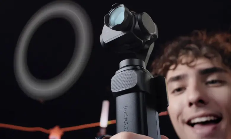 كاميرا Insta360 Luna Ultra بعدستيها على مقبض التثبيت