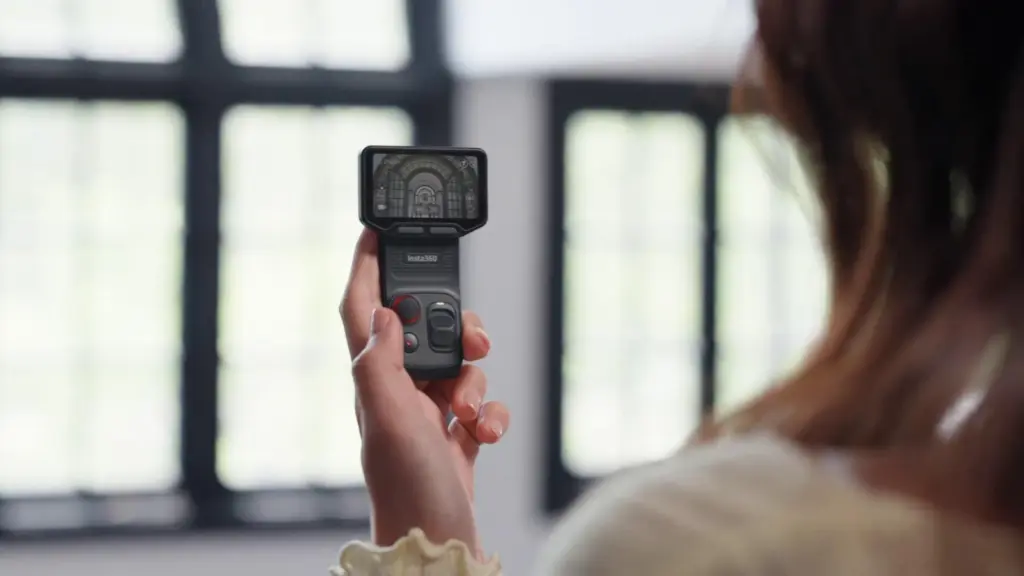 شاشة Insta360 Luna Ultra المنفصلة أثناء الاستخدام باليد