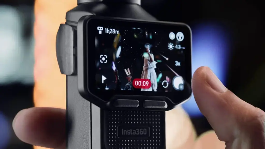 واجهة التحكم على شاشة Insta360 Luna Ultra اللمسية