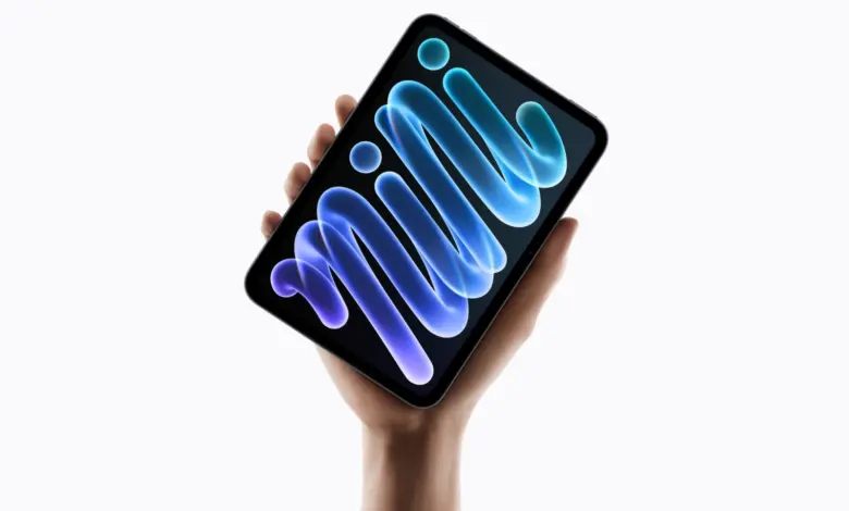 iPad mini الجديد بشاشة OLED في اليد