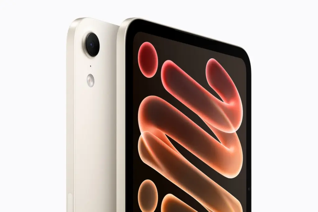 iPad mini بلون Starlight من الجانب والشاشة OLED
