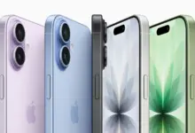 أربعة أجهزة iPhone 17 بألوان مختلفة تعرض شاشاتها وخلفياتها