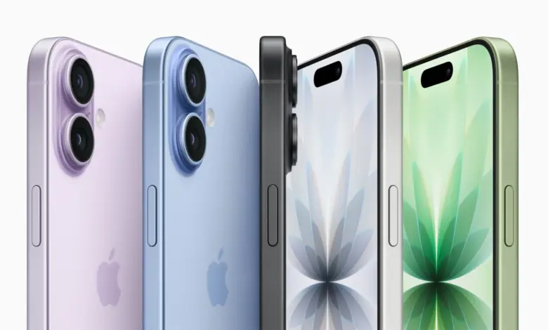 أربعة أجهزة iPhone 17 بألوان مختلفة تعرض شاشاتها وخلفياتها