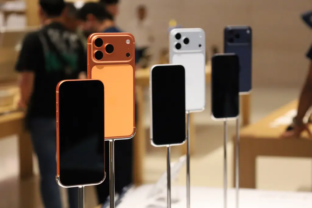 عرض أجهزة آيفون في متجر Apple