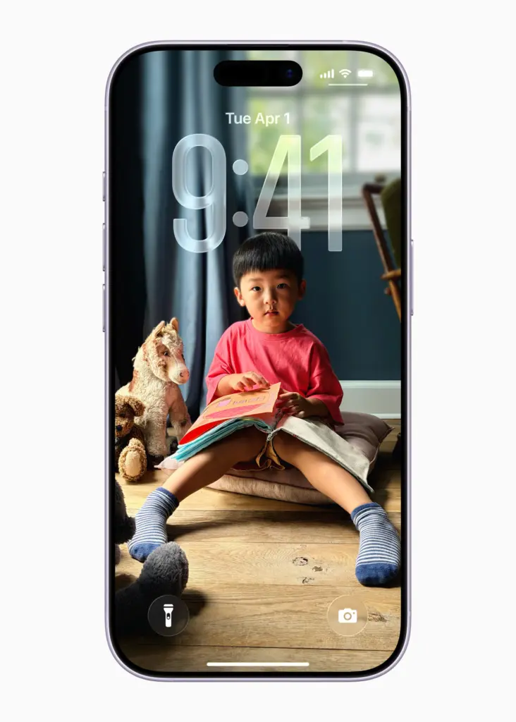 iPhone 17 تعرض شاشة قفله صورة طفل وساعة