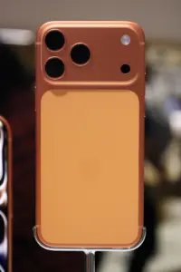 الجهة الخلفية لهاتف iPhone 17 Pro Max بلون برتقالي