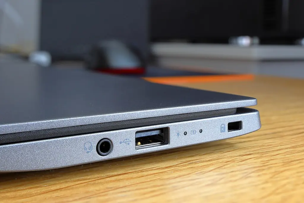 منفذ سماعة 3.5 ملم ومنفذ USB على جانب لابتوب