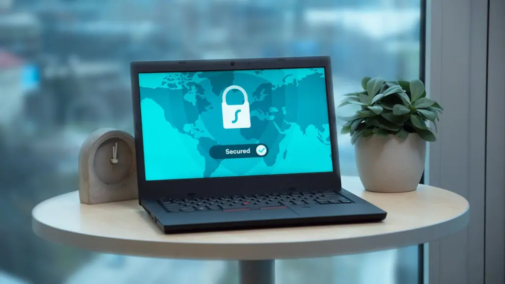 حاسوب محمول تظهر على شاشته خريطة وقفل وعبارة Secured