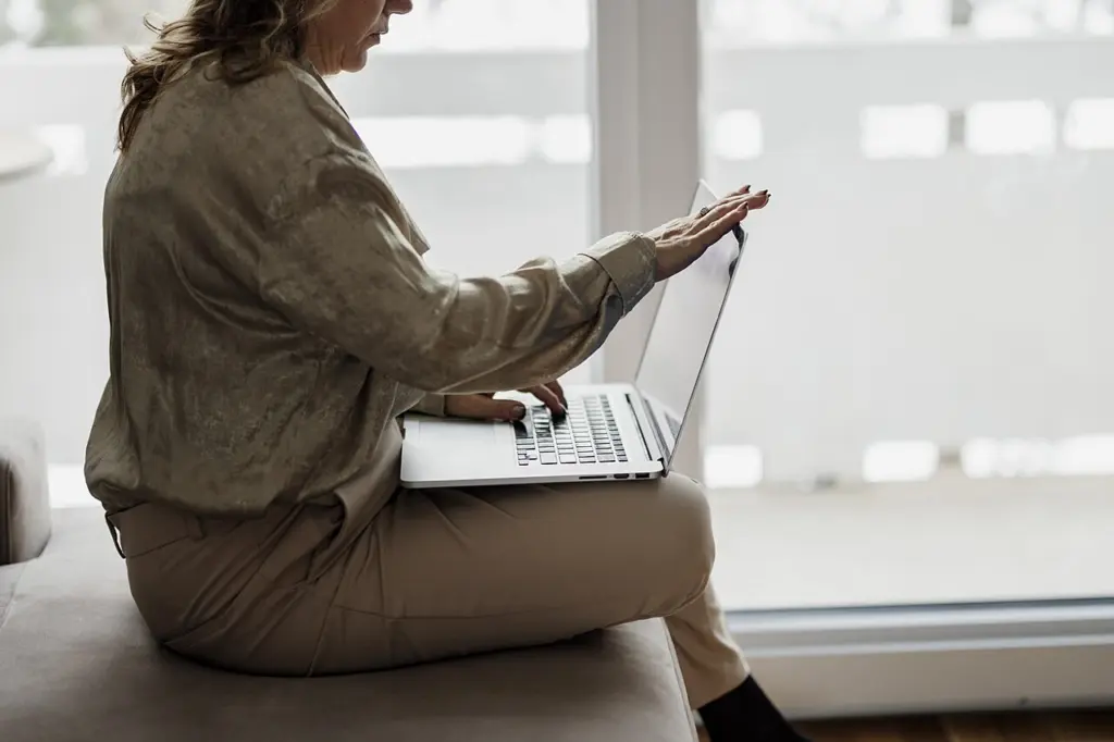 امرأة تعمل على حاسوب محمول