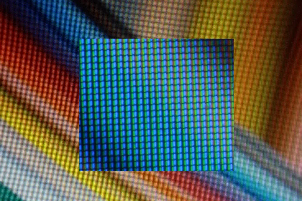لقطة مكبّرة لوحدات الصورة الدقيقة في شاشة LCD