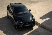 سيارة Lexus RZ 500e الكهربائية من الأعلى في ساحة مرصوفة