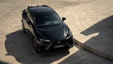 سيارة Lexus RZ 500e الكهربائية من الأعلى في ساحة مرصوفة