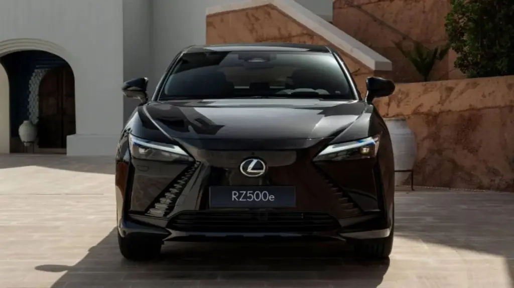 واجهة Lexus RZ 500e الكهربائية الجديدة في الإمارات