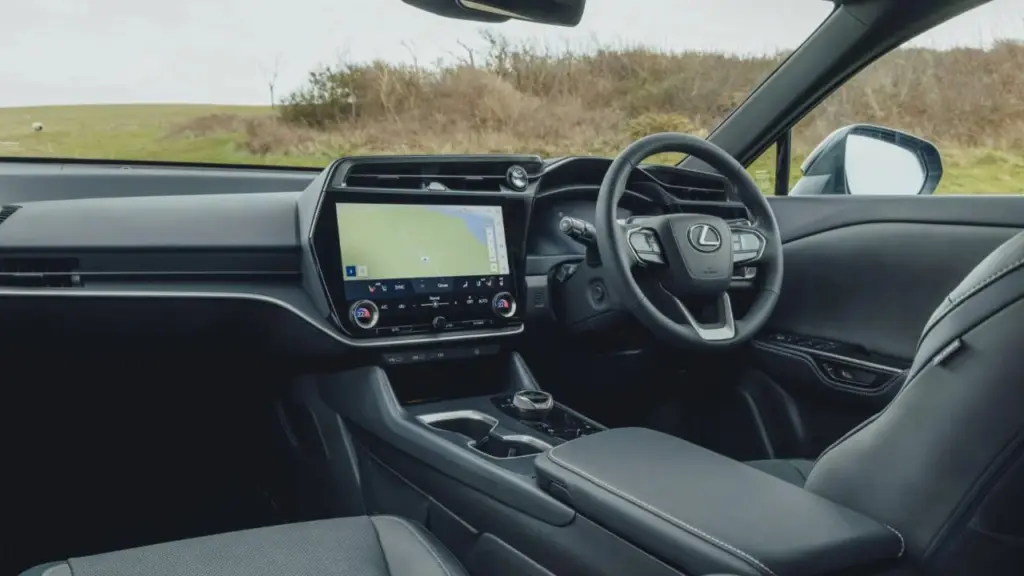 مقصورة Lexus RZ 500e مع شاشة 14 بوصة