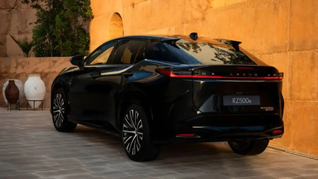 الجزء الخلفي من Lexus RZ 500e بإضاءة خلفية عريضة
