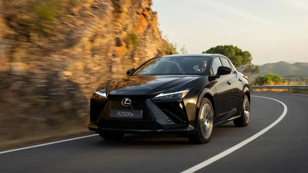 Lexus RZ 500e أثناء السير على طريق جبلي