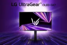 شاشة LG UltraGear OLED GX7 بلوحة لامعة على خلفية بنفسجية