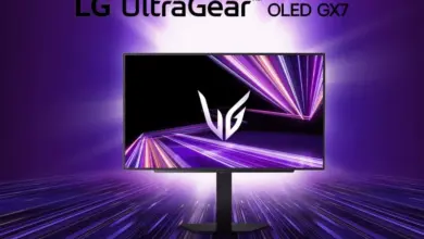 شاشة LG UltraGear OLED GX7 بلوحة لامعة على خلفية بنفسجية