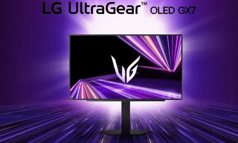 شاشة LG UltraGear OLED GX7 بلوحة لامعة على خلفية بنفسجية