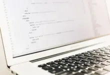 أسطر برمجية على شاشة حاسوب محمول