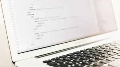 أسطر برمجية على شاشة حاسوب محمول