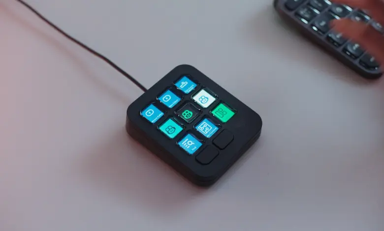 لوحة أزرار Logitech MX Keypad للمبرمجين بأزرارها المضيئة