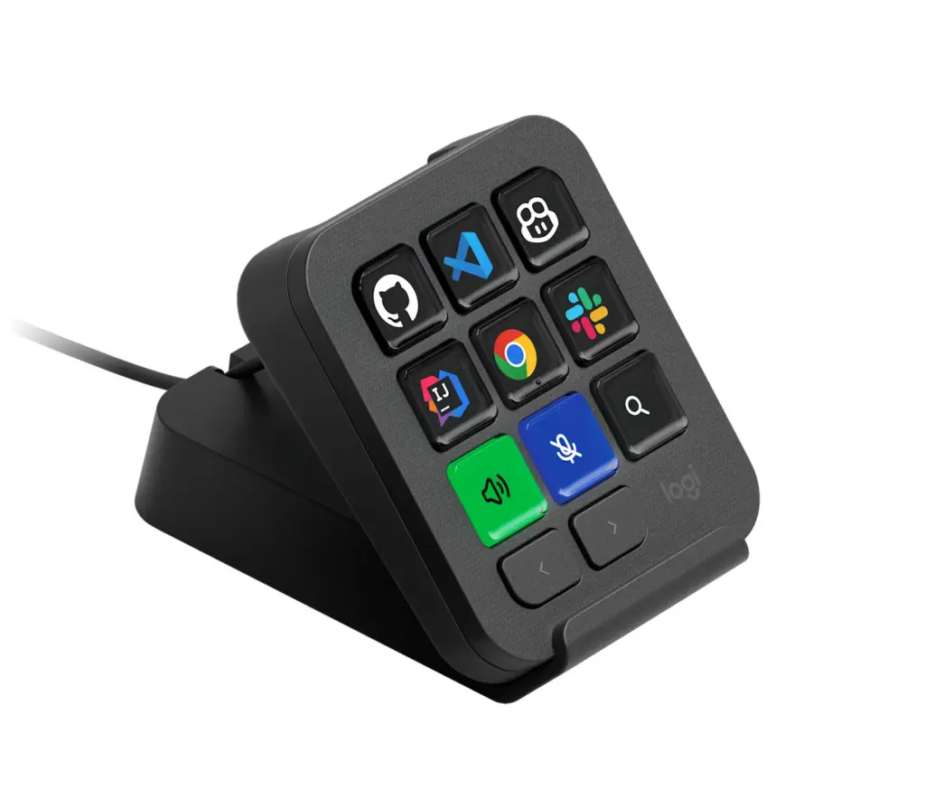 لوحة Logitech MX Keypad على حاملها المائل