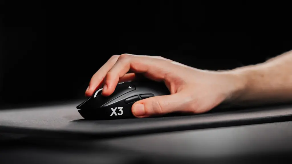 لاعب يستخدم فأرة Logitech PRO X3 SUPERSTRIKE
