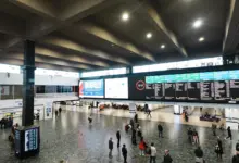 بهو محطة لندن يوستن وشاشات مواعيد القطارات