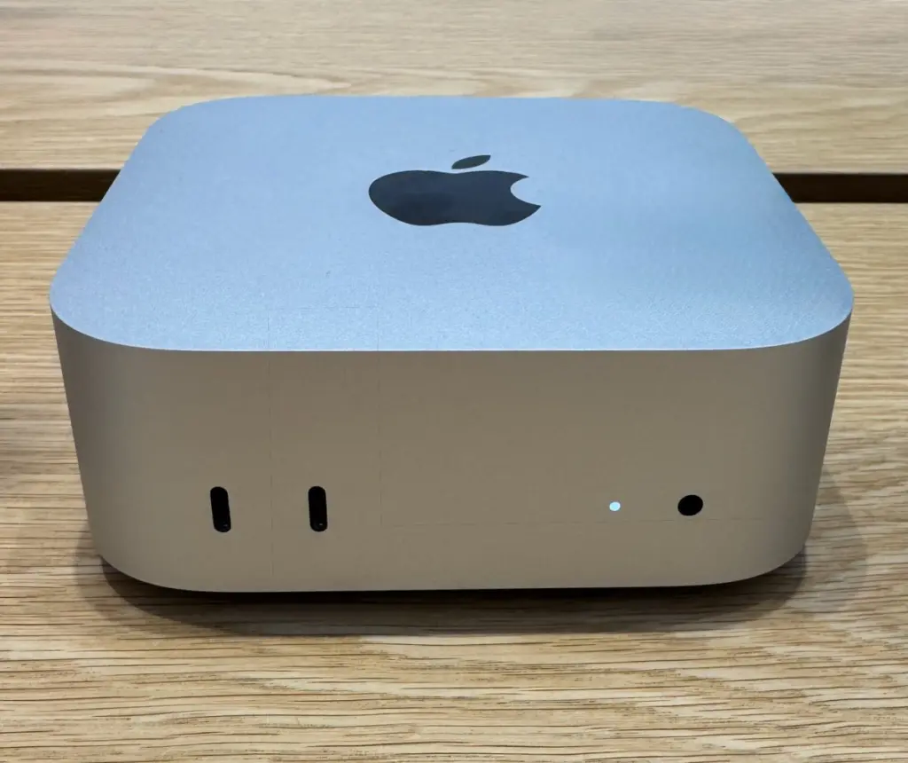 واجهة Mac mini الأمامية بمنفذي USB-C وزر التشغيل