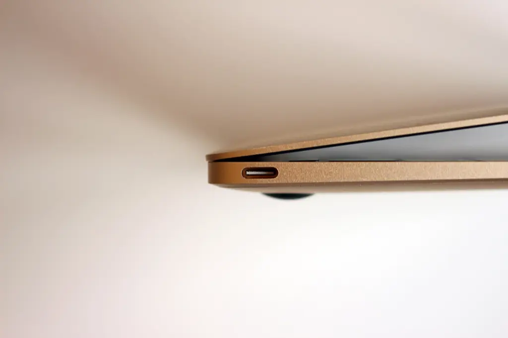 منفذ USB-C على جانب ماك بوك