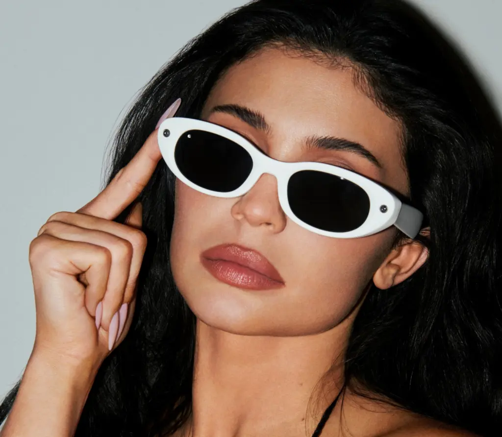 امرأة ترتدي نظارة Meta Glasses بيضاء بلون Ivory