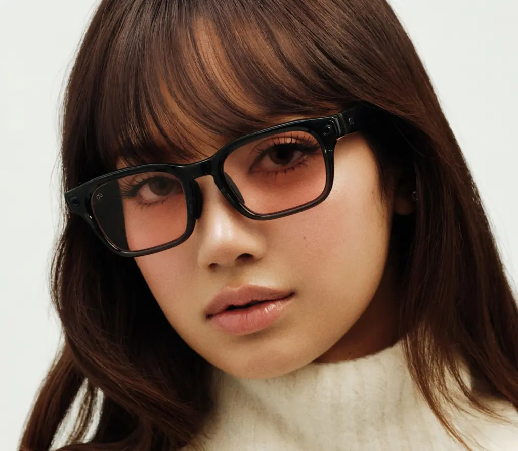 شابة ترتدي نظارة Meta Glasses من إصدار LISA