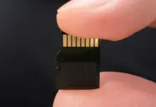 بطاقة microSD بين إصبعين