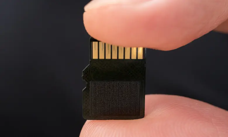 بطاقة microSD بين إصبعين