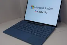 جهاز Microsoft Surface عليه شعار Copilot+ PC