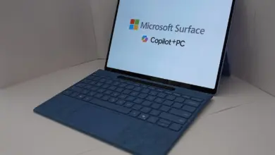 جهاز Microsoft Surface عليه شعار Copilot+ PC