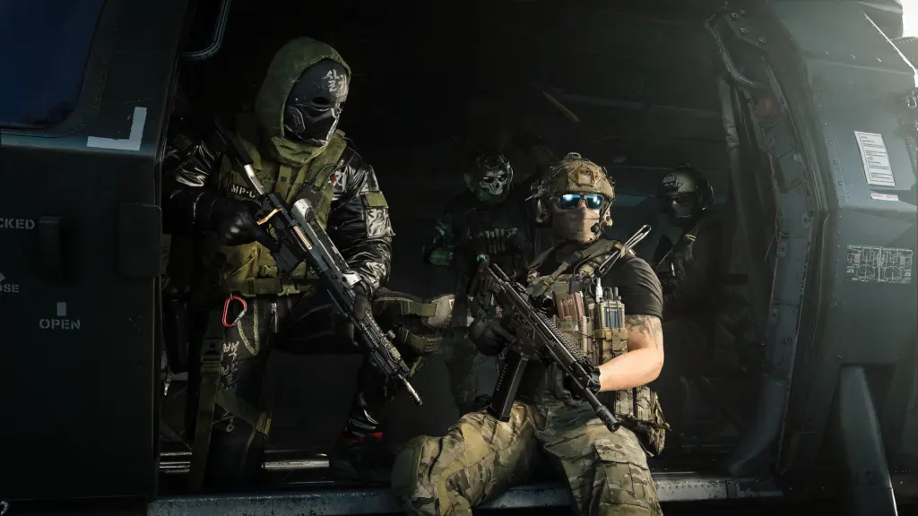فريق عمليات خاصة داخل مروحية في Modern Warfare 4