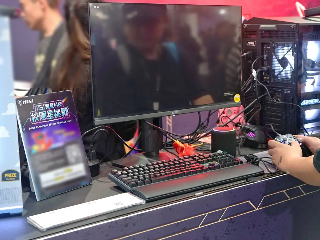 شاشة QD-OLED من MSI في جناح الشركة بمعرض