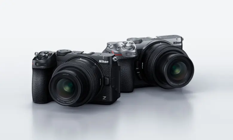 كاميرا Nikon Z5IIC بدون منظار بلونيها الأسود والفضي