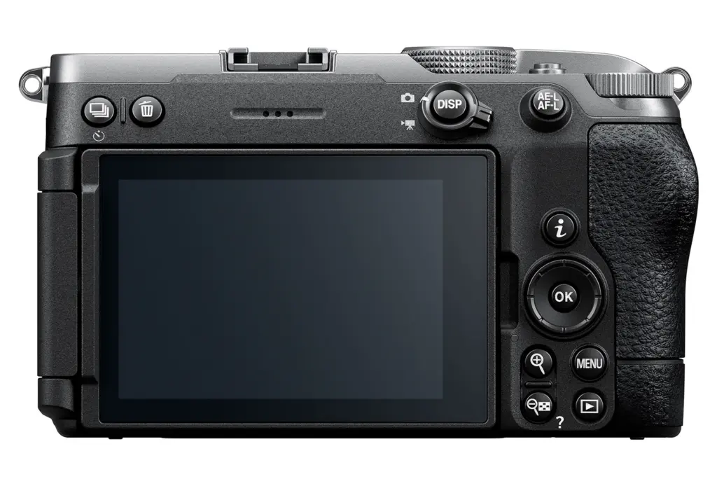 الجهة الخلفية لكاميرا Nikon Z5IIC: شاشة بلا منظار ولا عصا تحكم