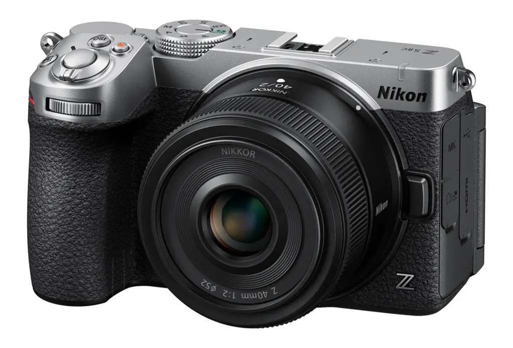 كاميرا Nikon Z5IIC الفضية من الأمام بعدسة ثابتة