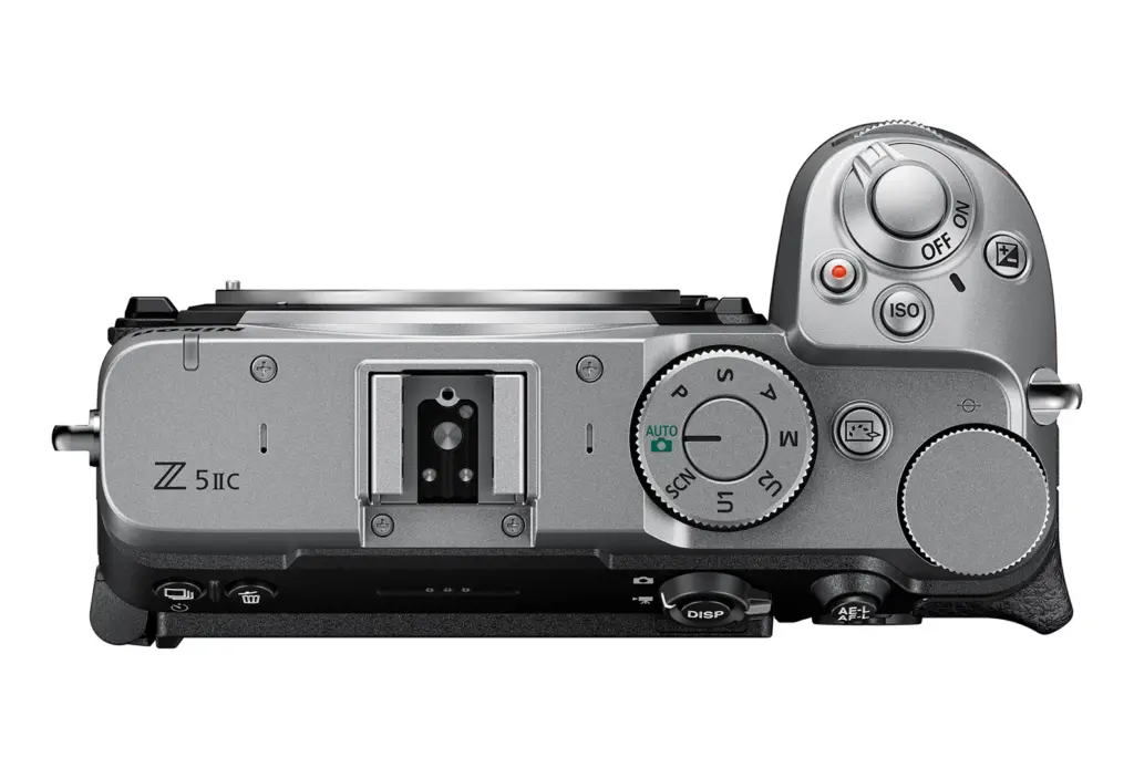 الواجهة العلوية لكاميرا Nikon Z5IIC المسطحة بلا منظار