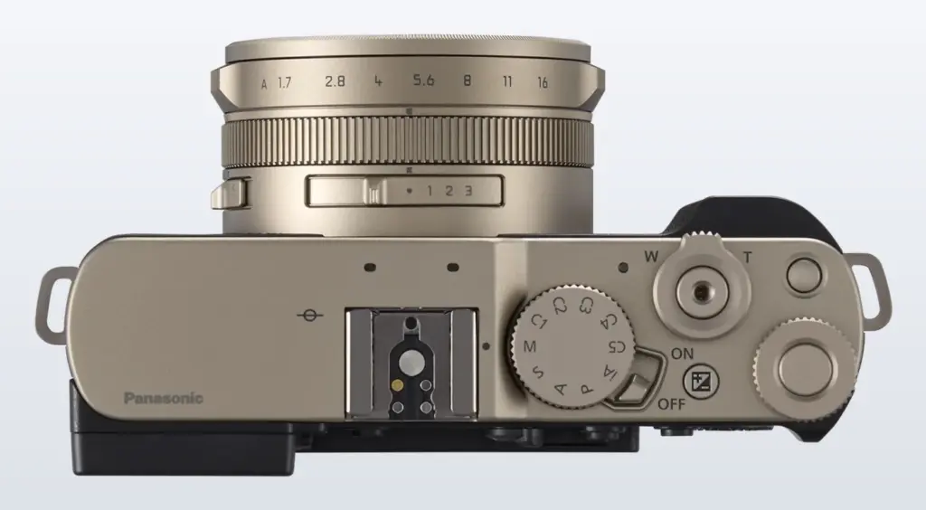 الجزء العلوي من Panasonic Lumix L10 مع قاعدة الفلاش وحلقة العدسة
