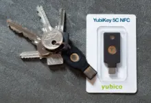 مفتاح أمان YubiKey 5C NFC بجانب مفاتيح عادية