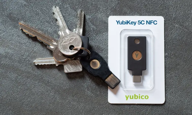 مفتاح أمان YubiKey 5C NFC بجانب مفاتيح عادية