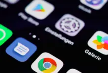تطبيقات واتساب وكروم وصور على شاشة هاتف ذكي