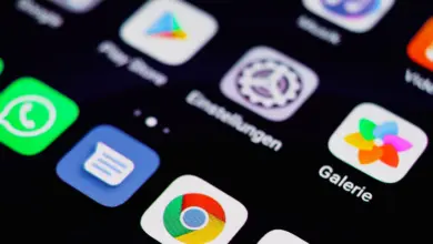 تطبيقات واتساب وكروم وصور على شاشة هاتف ذكي