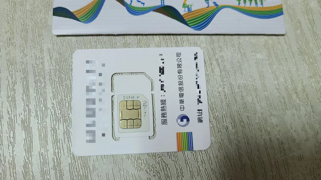 بطاقة SIM عادية بحجم قابل للفصل على طاولة